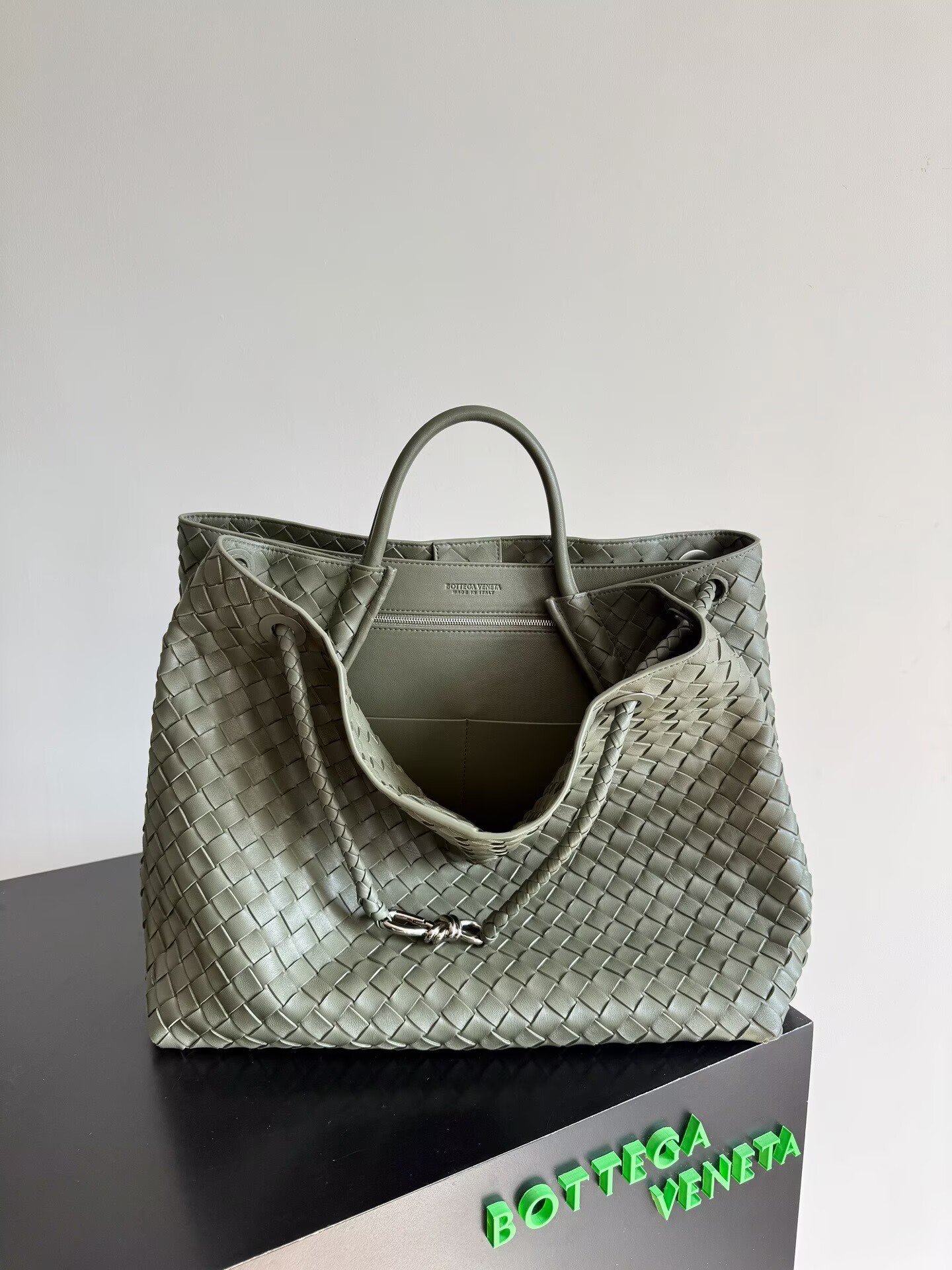 Bottega Veneta Andiamo Pepites Original Leather Large Bag 743575 Green Bottega Veneta Andiamo Pepites Original Leather Large Bag 743575 Green