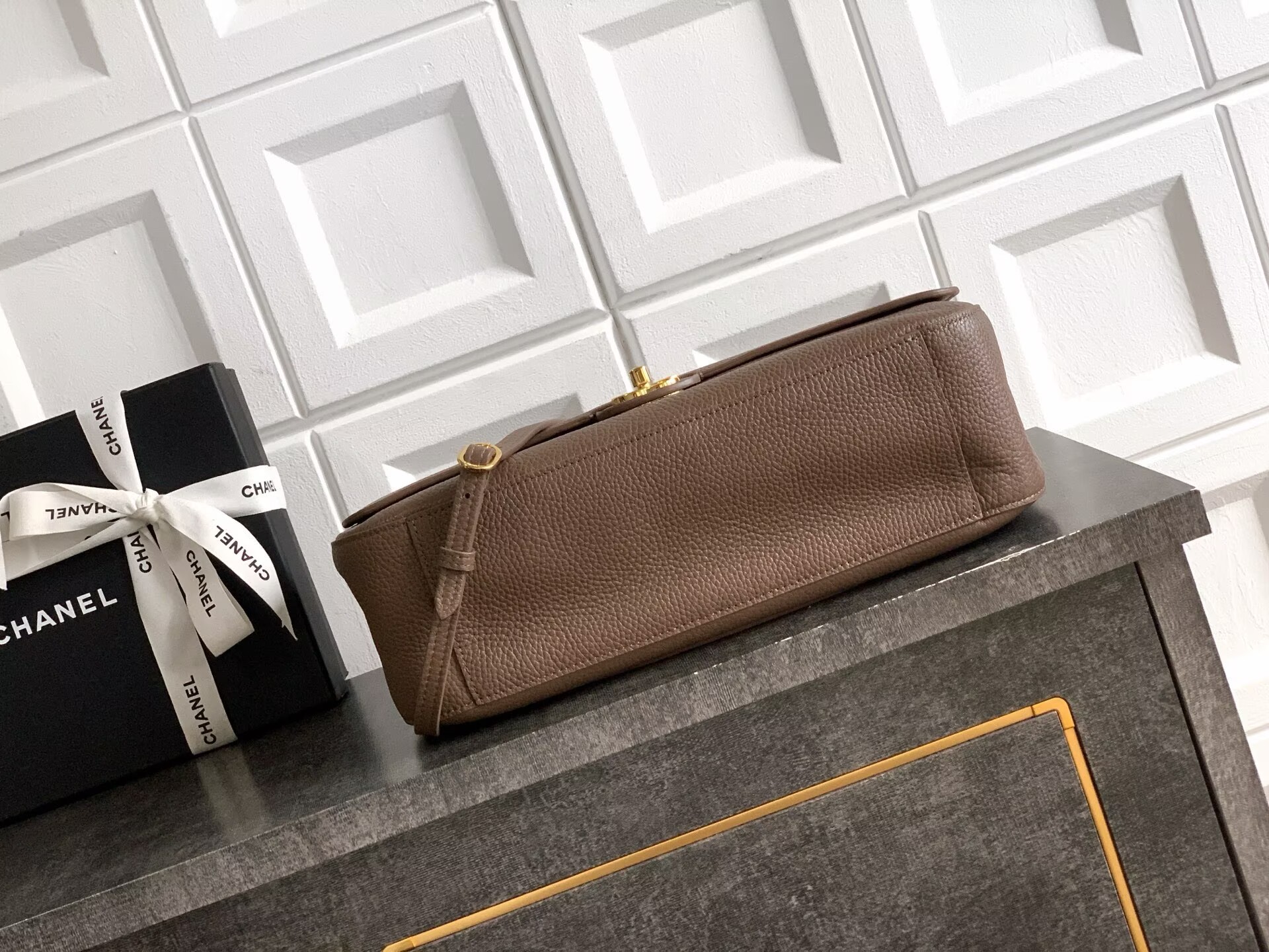 Chanel SPRING SUMMER 2026 MAXI FLAP BAG Grained Calfskin & Gold-Tone Metal AS6231 Brown Chanel SPRING SUMMER 2026 MAXI FLAP BAG Grained Calfskin & Gold-Tone Metal AS6231 Brown